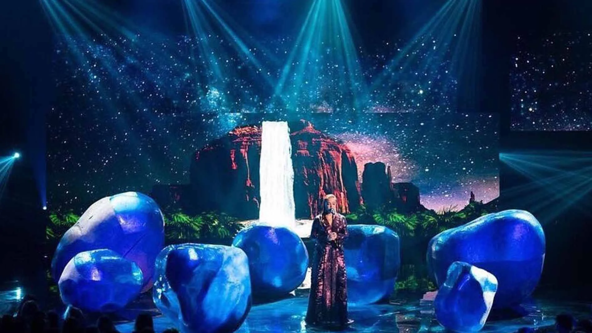 Projection mapped set
